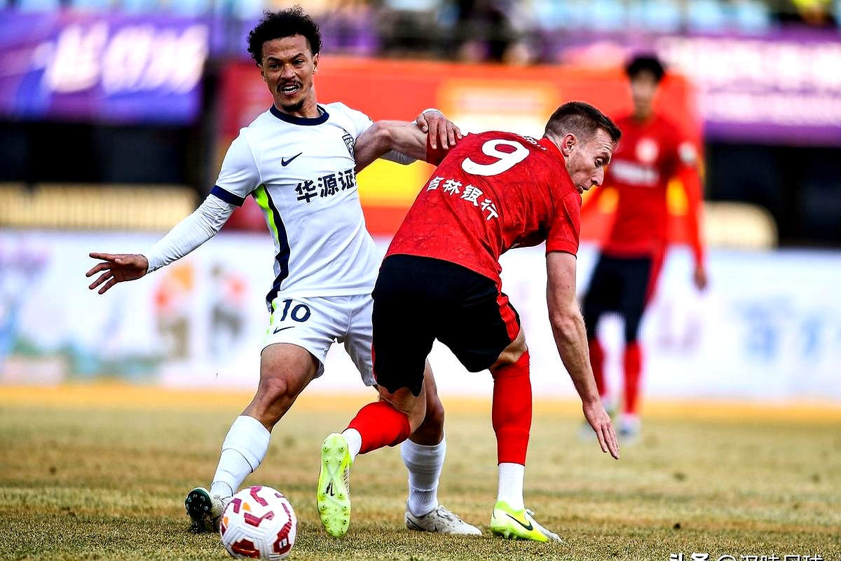 武汉三镇训练开放日，清晨遗憾出局引欢呼，法国杯在即，身体对抗强度拉满