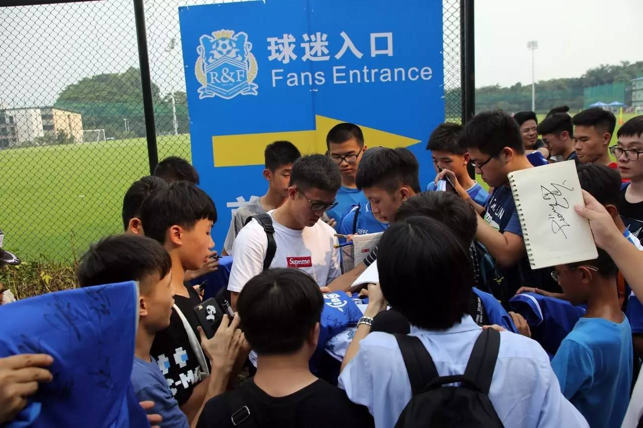 武汉三镇训练开放日，清晨遗憾出局引欢呼，法国杯在即，身体对抗强度拉满