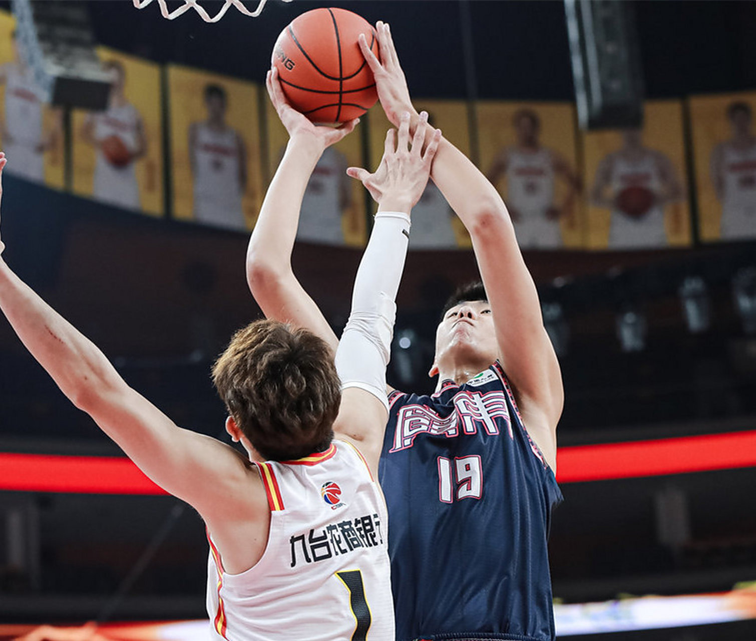 关于赛地聚焦——CBA季后赛清晨热度飙升;广东宏远战术微调;球迷炸锅;赛程密集仍需轮换的信息 关于赛地聚焦——CBA季后赛清晨热度飙升;广东宏远战术微调;球迷炸锅;赛程密集仍需轮换的信息